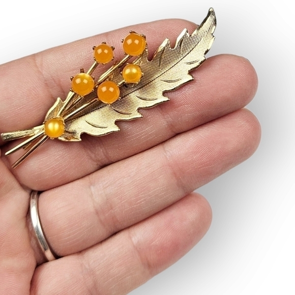 Vintage Orange Moonglow Lucite Brooch Leaf Berries Gold Plated Harvest 2.75" - Picture 7 of 7